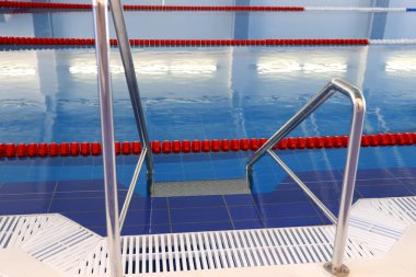 Temiz suyla yüzme havuzu