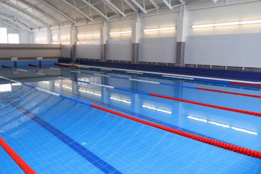 Temiz suyu olan boş bir havuz.