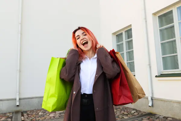 Πορτρέτο Μιας Νεαρής Γυναίκας Κόκκινα Μαλλιά Κρατώντας Τσάντες Μετά Ψώνια — Φωτογραφία Αρχείου