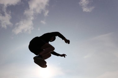 Adam parka atlayıp gökyüzüne doğru atlıyor.