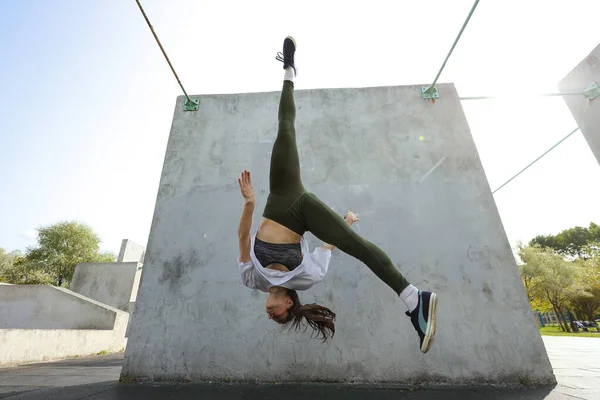 Девушка Прыгает Вверх Ногами Парковой Площадке — стоковое фото
