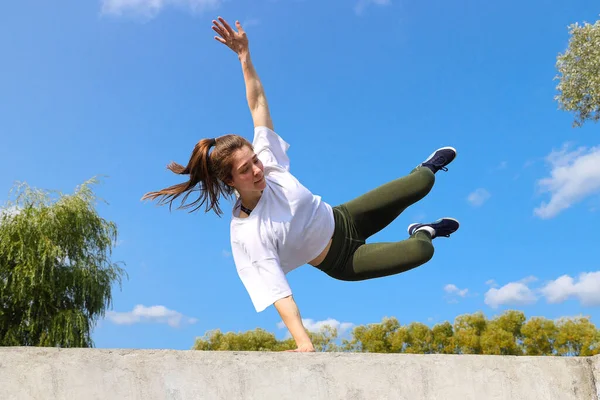 Girl Jumps Wall Sports Street Playground — Stock Photo, Image