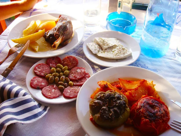 伝統的なギリシャ料理 オリーブとヤギのチーズとサラミ 仔羊とジャガイモとトマトを詰め パプリカ — ストック写真