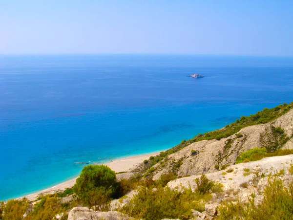 美しい青い海とギリシャ レフカダ島のビーチ — ストック写真