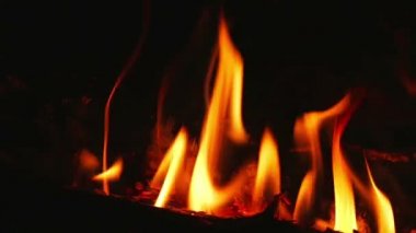 Güzel sıcak turuncu alevler içinde şömine açın. Süper ağır çekim vurdu.