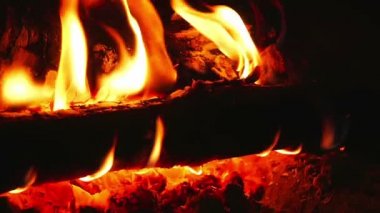Güzel sıcak turuncu alevler içinde şömine açın. Süper ağır çekim vurdu.