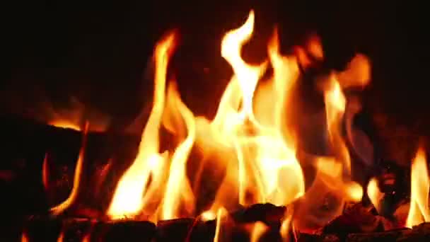 超スローモーションで Indor 暖炉で非常に熱い丸太からオレンジ色の炎します — ストック動画