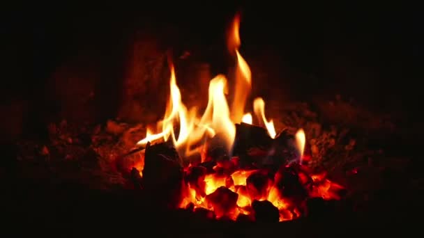 橙色火焰从几乎烧毁的原木在开放的壁炉在超级慢动作 — 图库视频影像