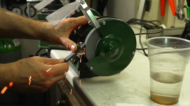 Meulage Acier Barre Plate Sur Meuleuse Électrique Circulaire Table Ralenti — Video