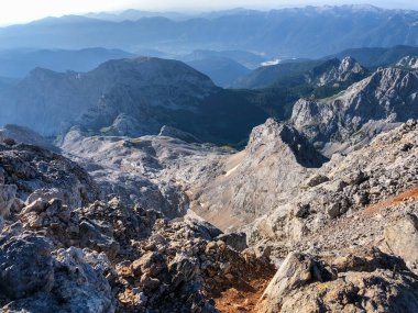 Manzaralı yoldan yüksek Sloven Dağı Triglav 2864 m önde gelen.