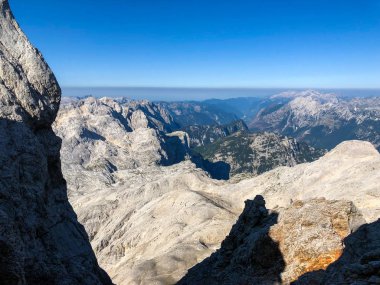 Slovenya Triglav Ulusal parkta dağlarda manzara resmi.