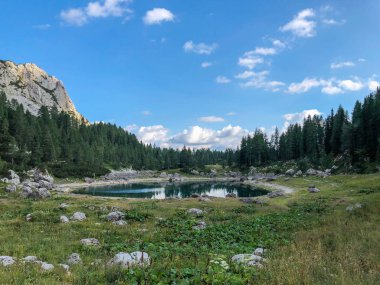 Bir dağ Vadisi Slovenya Triglav Ulusal parkında yedi göller.