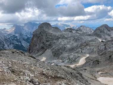 Valentin Staniç yazlık dağ Triglav 2332 m altında.
