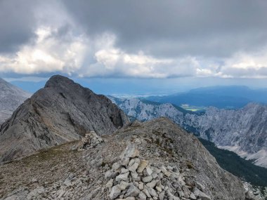 Manzaralı yoldan yüksek Sloven Dağı Triglav 2864 m önde gelen.