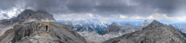 Manzara manzara yüksek Sloven Dağı Triglav 2864 m önde gelen yol. Dağıdır sol tarafında Triglav.