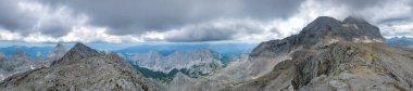 Manzaralı yoldan yüksek Sloven Dağı Triglav 2864 m önde gelen.