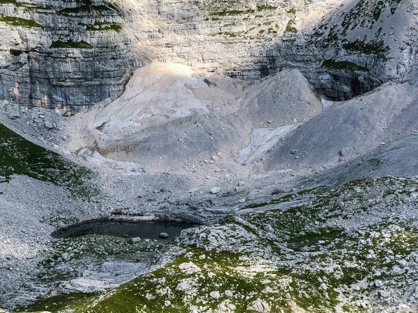 Dağlar Triglav Ulusal Park Slovenya arasında Vadisi'nde yedinci Gölü.