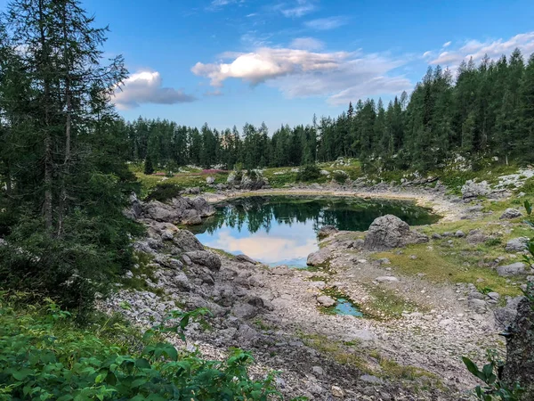 Bir dağ Vadisi Slovenya Triglav Ulusal parkında yedi göller.
