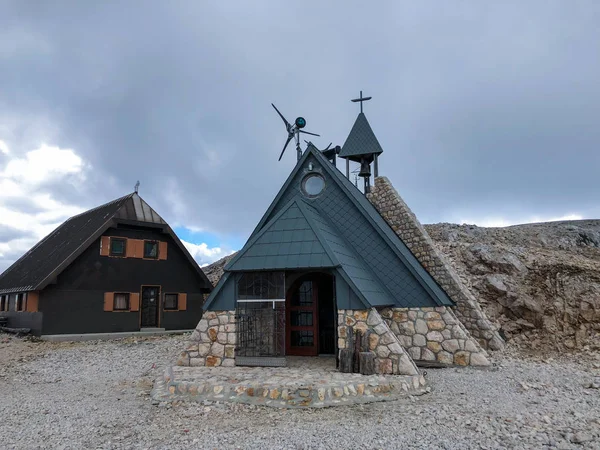 Şapel Maria karlı duran cottage adlı dağ Kredarica 2515 m yanında.