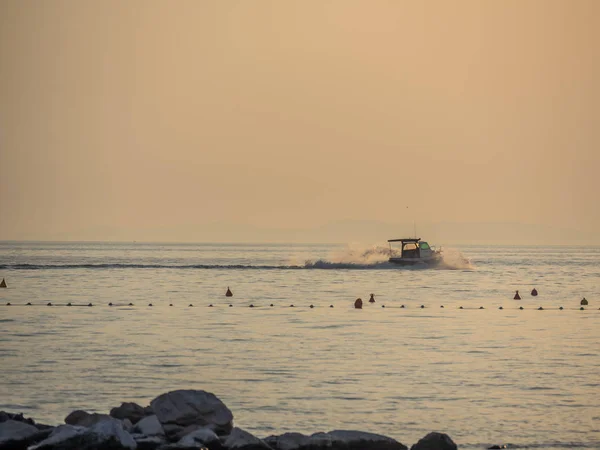 漁船海で美しい夕日で帰国 — ストック写真