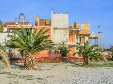 Yeni daire şu kumsalda denizde bina inşaat alanı.