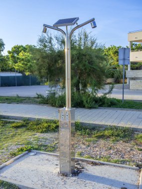 ortak duş plajda fotovoltaik güneş paneli ile güçlendirilmiş