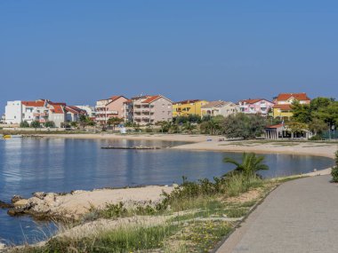 Adriyatik Denizi ile lots-in apartmanlar, güzel kumlu plaj.