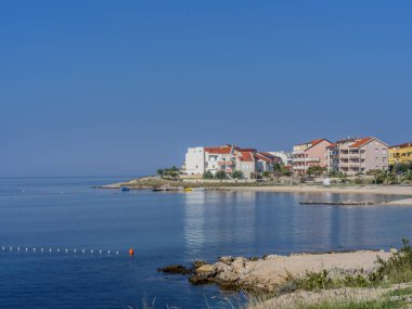 Adriyatik Denizi ile lots-in apartmanlar, güzel kumlu plaj.
