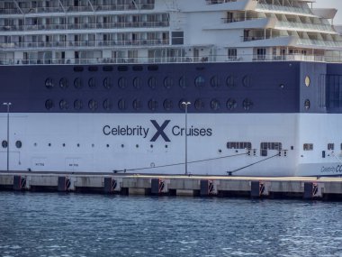 Zadar, Hırvatistan, 2018.06.27: Şehir Limanı, park edilmiş büyük deniz kruvazör. Gemi iskeleye büyük halatlar ile bağlantılı.