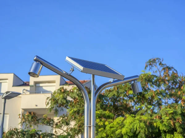 fotovoltaik panel plaj portre üzerinde ayakta duş için güç üreten