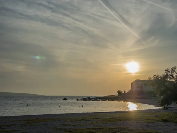 Pantai Matahari Terbenam Dengan Gelombang Kecil Dan Pasir Yang Indah — Stok Foto