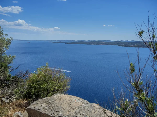 背景中的岛屿的海景取自克罗地亚岛屿的顶部 — 图库照片