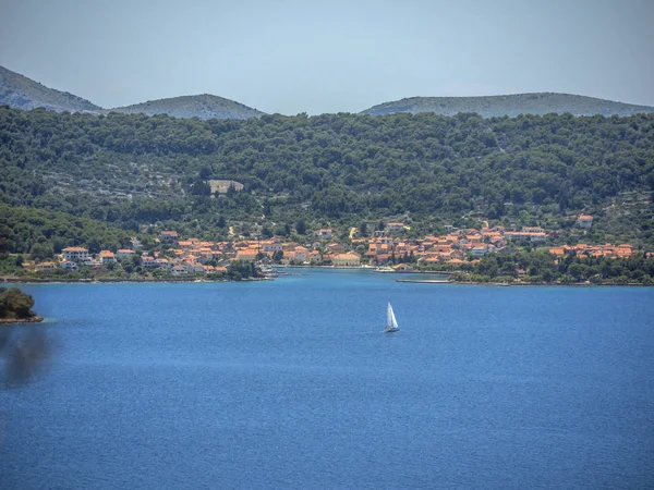 前に帆船とクロアチアの海岸にある小さな村 — ストック写真