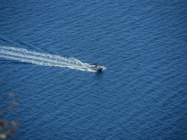 クロアチアの島の Pasman の上からショットの海岸線の横にあるスピード ボート — ストック写真
