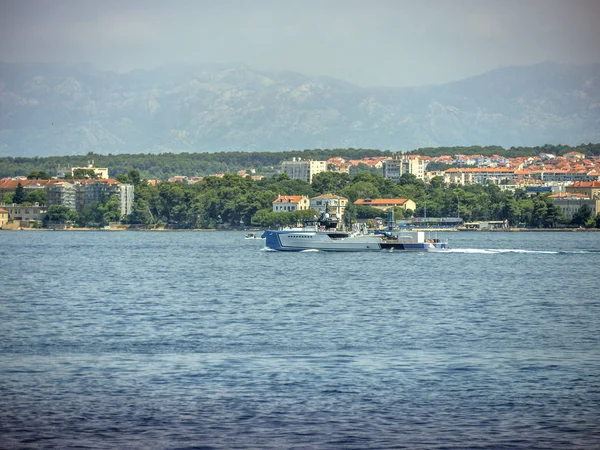 Velká Loď Před Město Zadar Chorvatsku — Stock fotografie