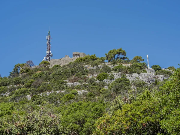 大电视收音机触角在山顶站立在城堡废墟之间 — 图库照片