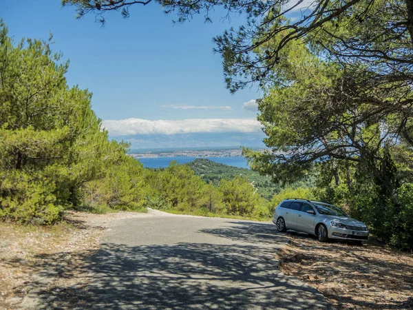 Coche Aparcado Parte Superior Isla Pasman Con Ciudad Zadar Croacia — Foto de Stock