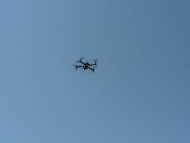 Arka planda mavi gökyüzü ile uçuş katlanabilir filme dron.