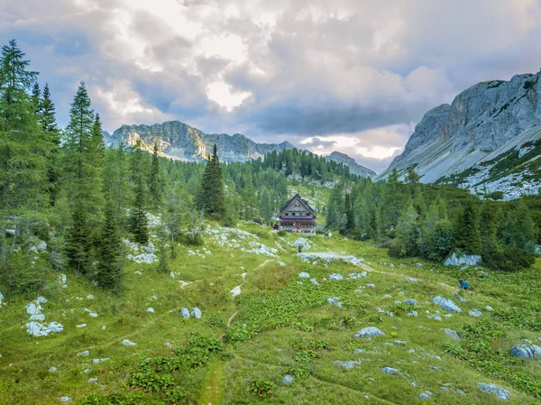 Slovenya, yazlık bir Yedi Göller yanında Triglav Ulusal Parkı.