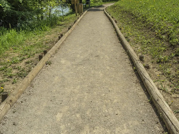 Balıkçılık gölet yanında güzel yeşil çayırlar ile yürüme yolu.