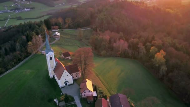 Aérienne Voler Autour Une Petite Église Sommet Une Petite Colline — Video