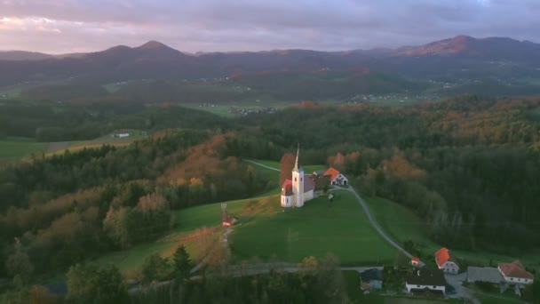 Légi Repülő Körül Kis Templom Kis Domb Tetején Gyönyörű Szlovén — Stock videók