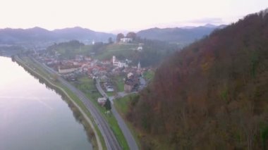 Hava: kent Sevnica doğru nehir Sava Slovenya yanında uçan. Kale ile güzel bir küçük şehir Melania Trump'ın eşini Doğum yeri.