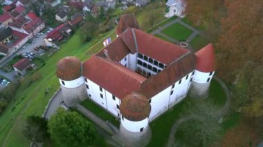 Hava: şehir Sevnica castle çevresinde yanında nehir Sava Slovenya uçan. Kale ile güzel bir küçük şehir Melania Trump'ın eşini Doğum yeri.