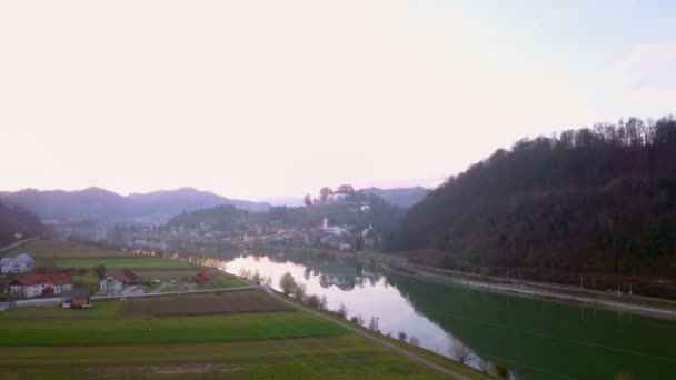 Aérea Volando Hacia Ciudad Sevnica Junto Río Sava Eslovenia Hermosa — Vídeo de stock