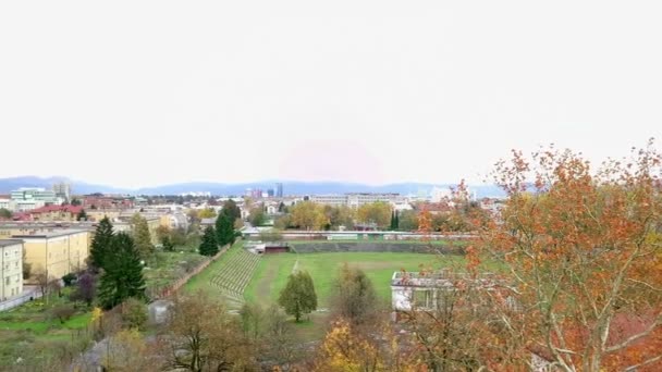 Aerea Volo Autunnale Fronte Allo Stadio Abbandonato Accanto Alla Grande — Video Stock