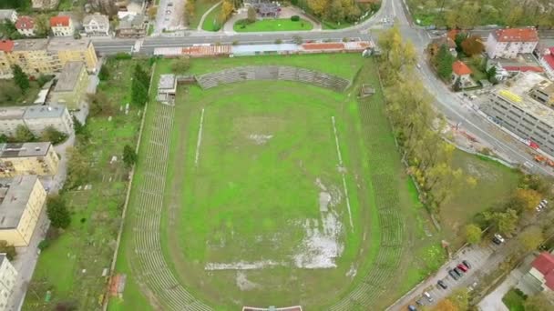 Anténa Podzim Letu Před Opuštěnou Socer Stadion Vedle Velké Město — Stock video