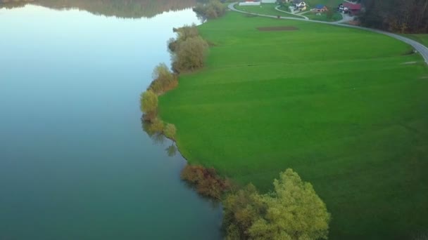 Aéreo Voando Sobre Lagoa Bonita Com Natureza Verde Tudo Redor — Vídeo de Stock