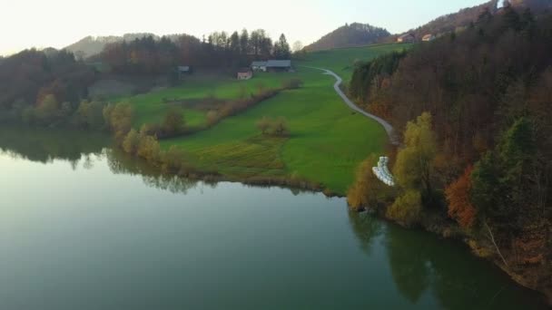 Antenne Flug Über Schönen Teich Herbst Abends Bei Sonnenuntergang Ruhiges — Stockvideo