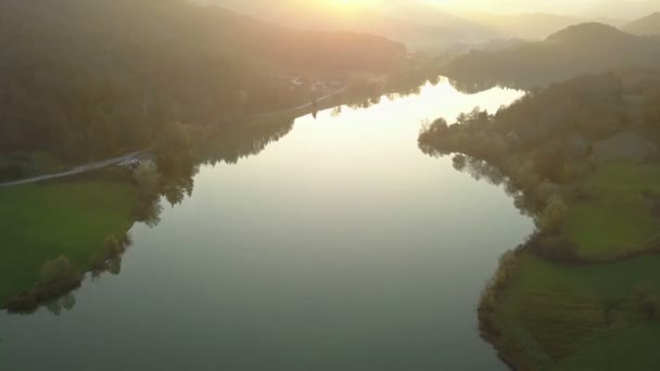 Hava Güzel Gölet Üzerinde Akşam Günbatımında Sonbaharda Uçan Sakin Güneşli — Stok video